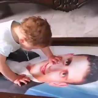 گریه کردن بچه شیرخواره بر عکس پدر شهیدش