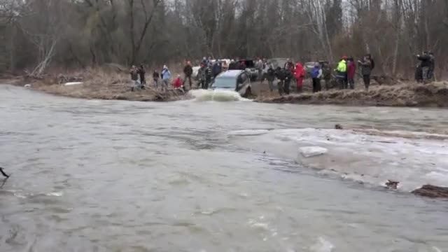 رد شدن از رودخانه با ماشین