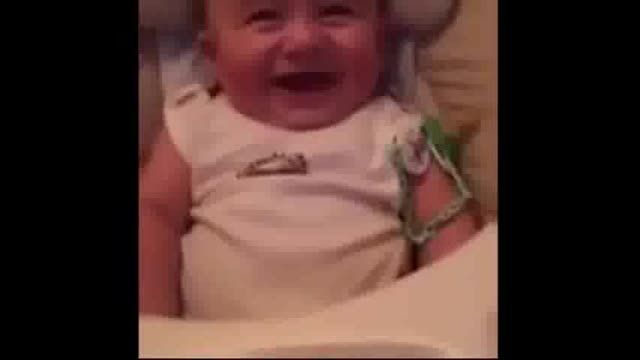 این بچه داره زور میزنه یا می خنده؟