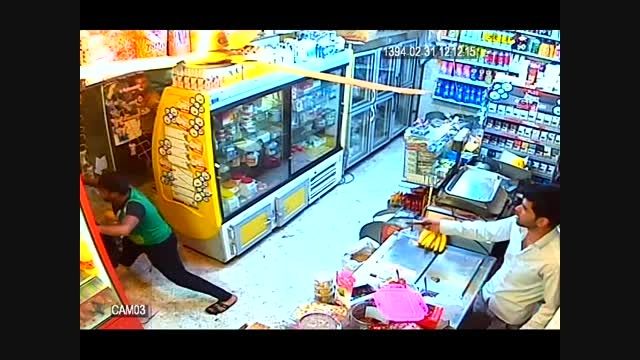 دوربین مدار بسته حمله وحشتناک به سوپرمارکتی در مشهد