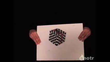 راز شعبده ی تکان دادن مکعب بر روی کاغذ