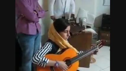 شادی بیدهندی هنرجوی گیتار پرشا صالح-آموزشگاه موسیقی فری