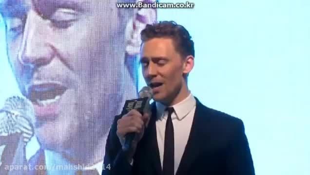 تام هیدلستون آواز می خواند! (1)