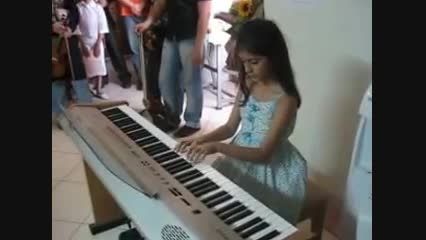 فاطمه میرزا امرجی هنرجوی پیانو نادیا ایران نژاد-آموزشگا