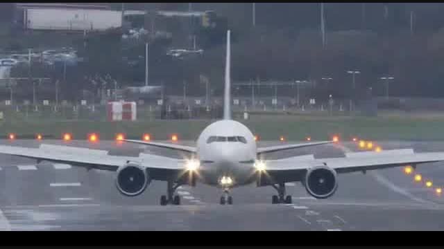 فرود دیدنی بوئینگ 767 در شرایط وزش باد شدید(بسیار زیبا)