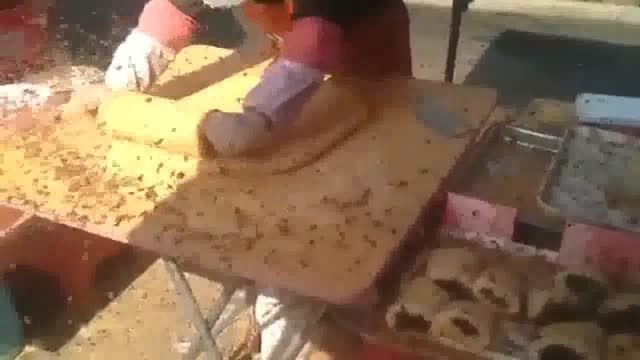 شیرینی با طمع زنبور