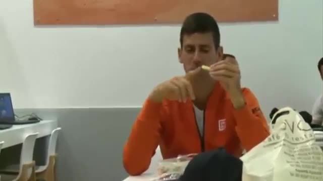 نواک جوکوویچ در حال غذا خوردن (تنیس رولند گاروس)