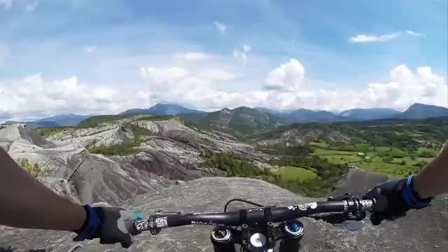 دوچرخه سواری حیرت انگیز روی صخره ها