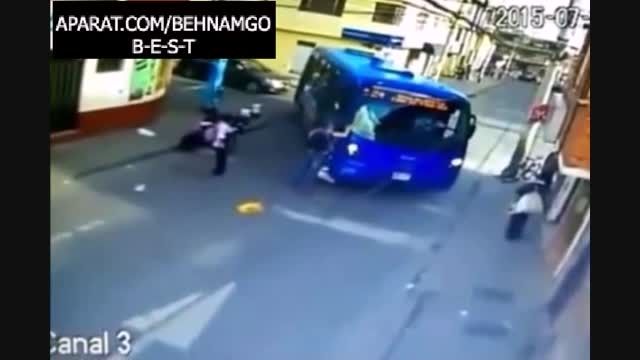 تصادف دردناک دختر زیر اتوبوس...!