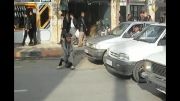 احترام راننده های مریوانی به عبور یک پیرمرد از خیابان