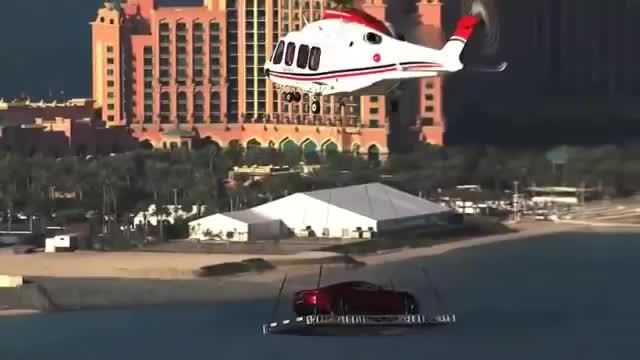 حمل ماشین با  هلی کوپتر  در بالای برج العرب در دبی