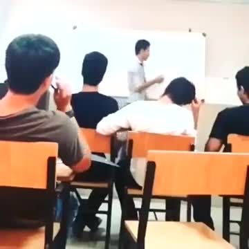 ویدیویی از یک معلم هنگام درس دادن