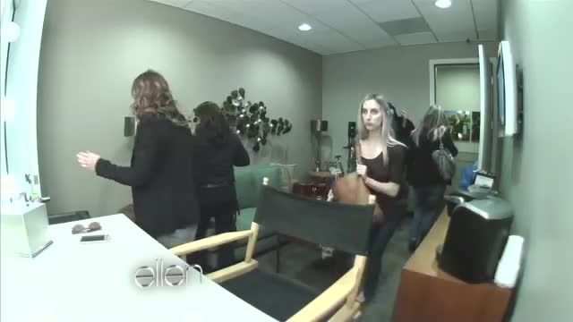 Ellen scares Julia Roberts backstage