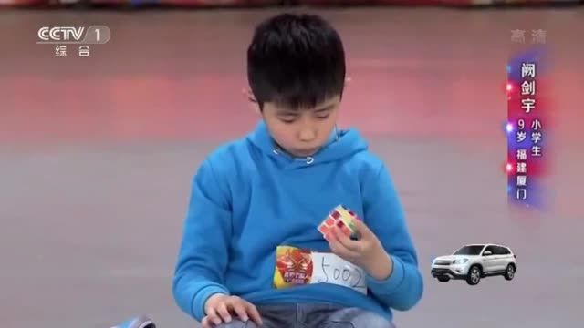 پسربچه ۸ ساله چینی , دو مکعب روبیک را همزمان درست کرد
