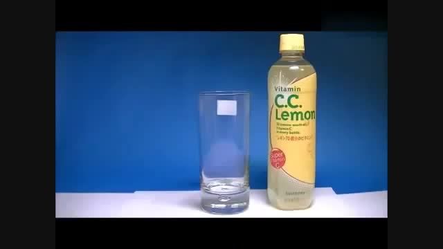 آزمایش مخلوط کردن آب لیمو با نوشابه!(بی رنگ شدن آب!)