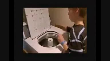 طبل زدن بچه با لباس شویی