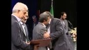 اعطای نشان درجه یک فرهنگ و هنر به داریوش ارجمند و اکبر عبدی توسط رئیس جمهور