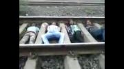 خوابیدن در ریل قطار-آپارات