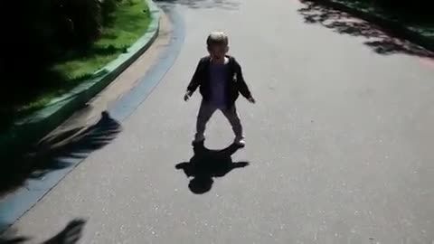 این کودک از سایه خودش هم می ترسد