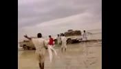 گیر كردن ماشین نفت فروش بلوچستان در زمین بارانی