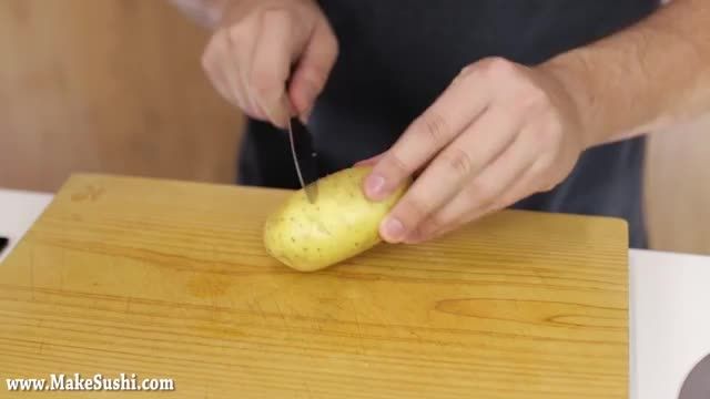 ترفندی شگفت انگیز برای پوست کندن سیب زمینی!