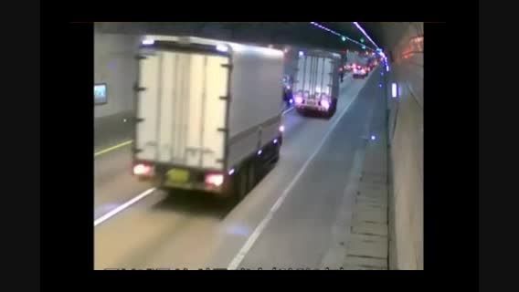 انفجار کامیون حامل رنگ در داخل تونل