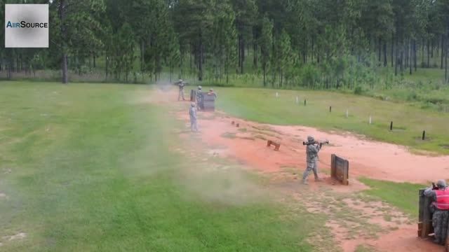 تمرین شلیک با راکت انداز ضدتانک AT4