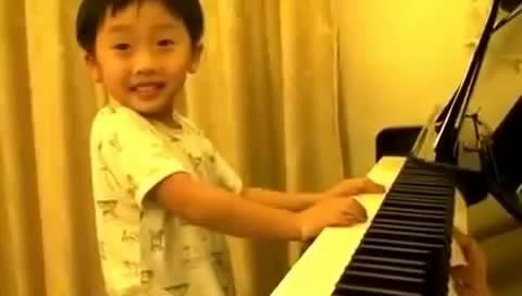 پیانو زدن یک پسر بچه . اقایون یاد بگیرن