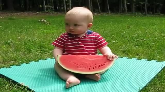 خوردن هندوانه بچه