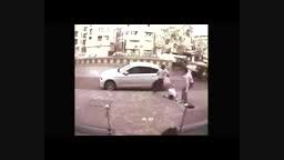 لحظه کشته شدن یک هندی توسط دونفر وسط خیابون
