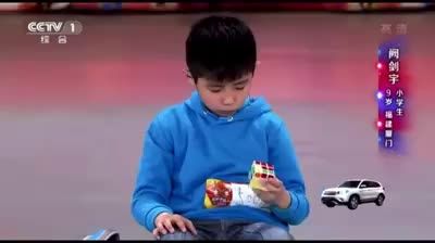 حل مکعب روبیک همزان با پا و دست توسط پسره 9 ساله چینی