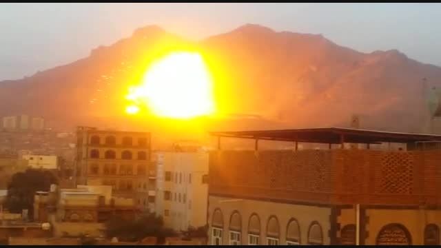 لحظه انفجار بمب های فسفری در یمن (1)