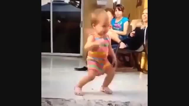 رقص بسیار زیبای پسر بچه ی بامزه !!_!_