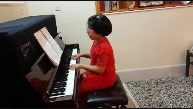 اجرای آهنگ خونه ی مادربزرگه