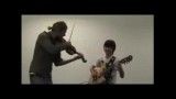 دوئل ویولن از دیوید گرت وگیتاریست کوچولو(خیلی خوشگله)-duelling strings