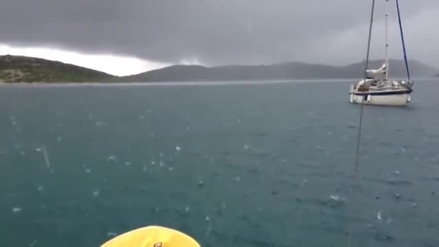 اصابت صاعقه در دریا نزدیک قایق!