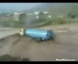 رد شدن کامیون از رودخانه