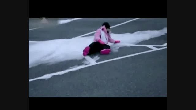صحنه های خنده دار از لیز خوردن روی یخ و چسبیدن به زمین