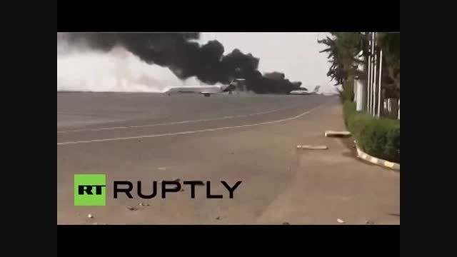جنگنده های سعودی باند فرودگاه صنعا را بمباران کردند