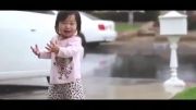هیجان لمس باران توسط کودک