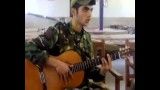 گیتار زدن و خواندن یه سرباز