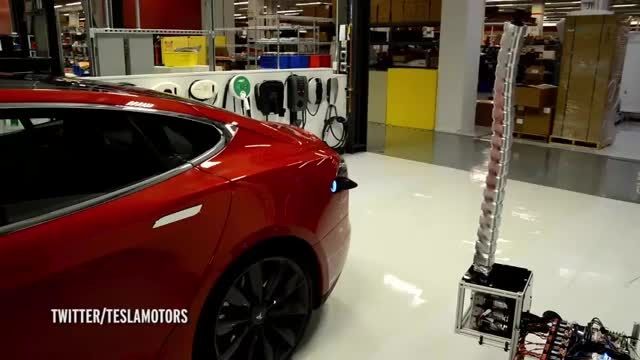 اتومبیل الکتریکی تسلا و شارژ آن توسط ربات