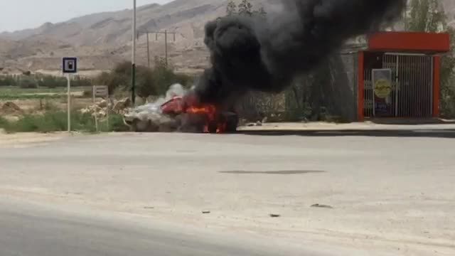 آتش سوزی خودرو سواری در پمپ بنزین شهر مُهر - فارس