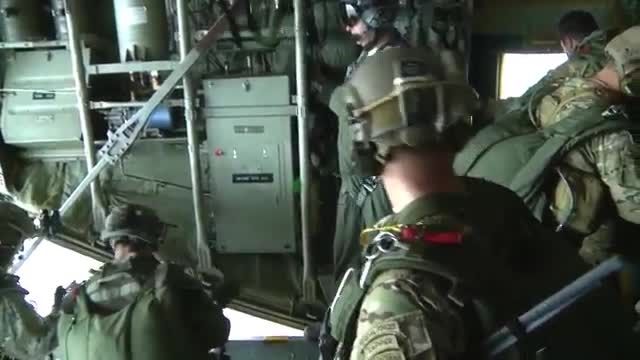 پرش نیروهای ویژه Green Berets از هواپیما