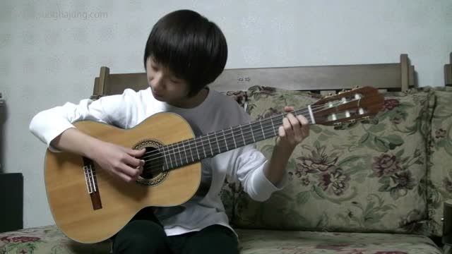 گیتار زدن و خواندن یه پسر ژاپنی