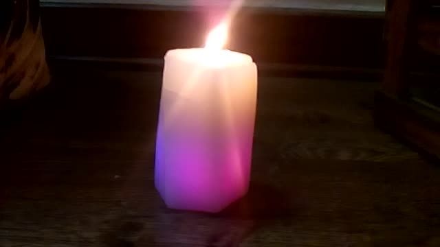شمعی بسیار زیبا که با روشن کردنش نور زیبایی را نمایان م
