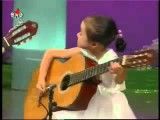 گیتار زدن دختر بچه