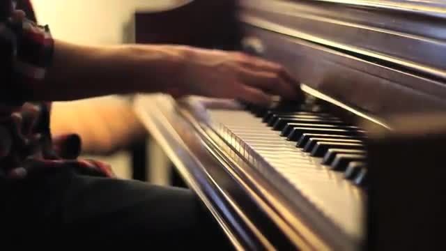 پیانو نوازی غمگین