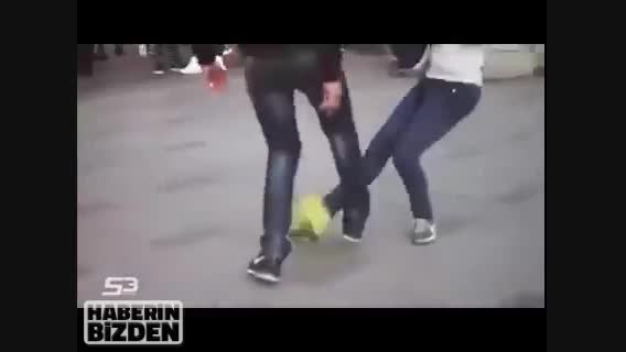 سرکار گذاشتن مردم توسط یک دختر هنر نما با توپ