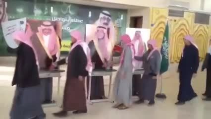 بیعت دانش آموزان با عکس پادشاه جدید عربستان